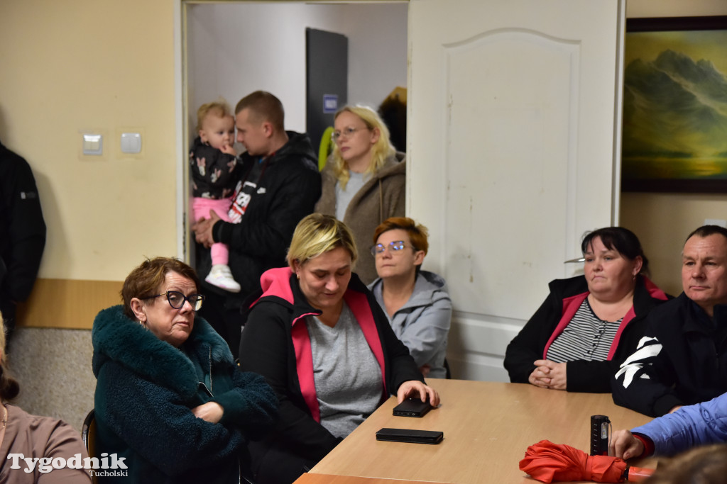 Co z blachami na drodze w Wełpinie? Powiat przyjechał zapowiedzieć zmiany!