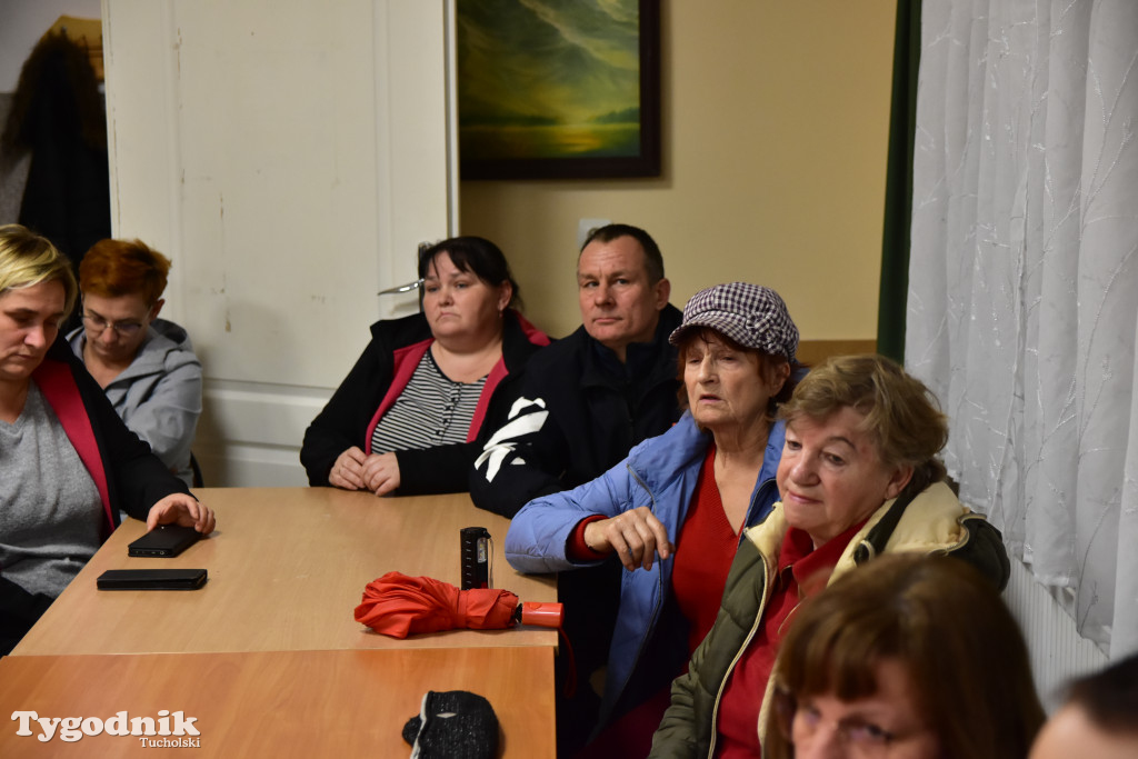 Co z blachami na drodze w Wełpinie? Powiat przyjechał zapowiedzieć zmiany!