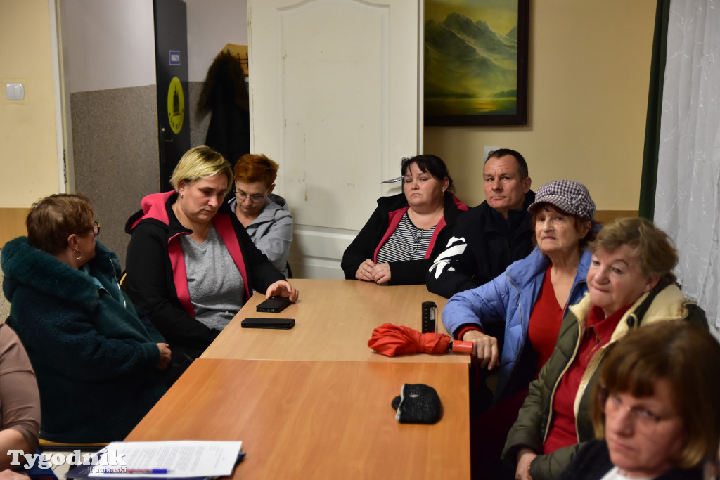 Co z blachami na drodze w Wełpinie? Powiat przyjechał zapowiedzieć zmiany!