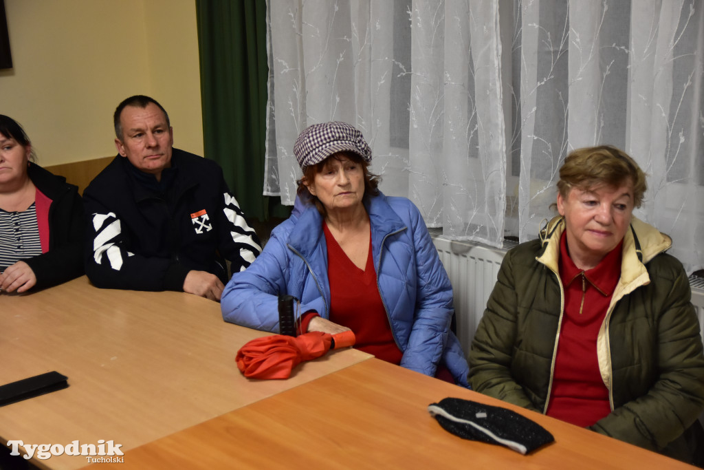 Co z blachami na drodze w Wełpinie? Powiat przyjechał zapowiedzieć zmiany!