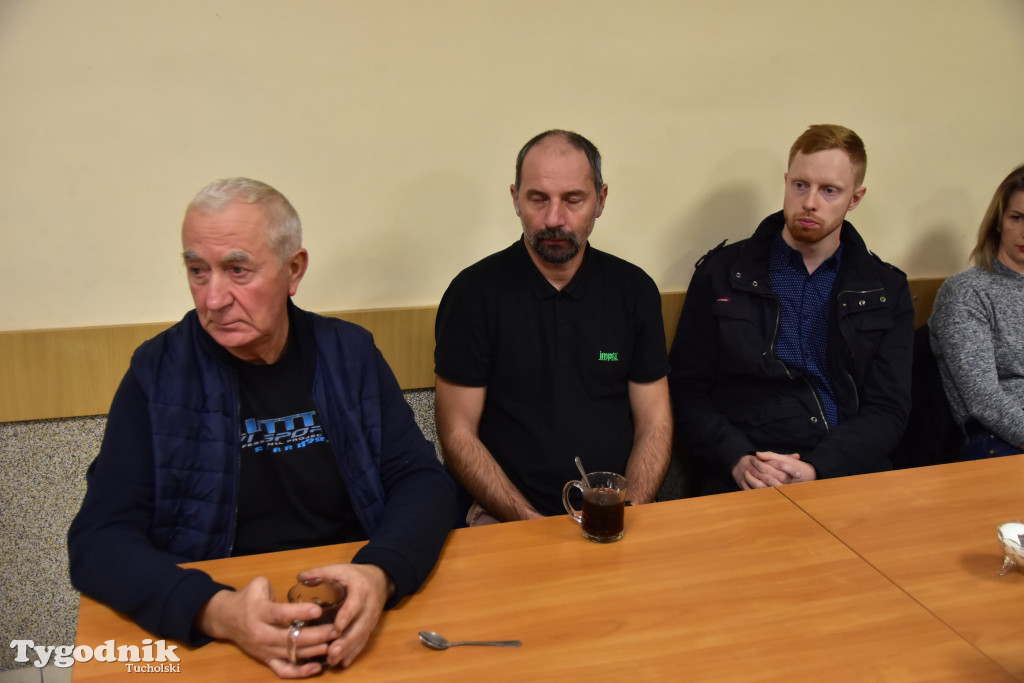 Co z blachami na drodze w Wełpinie? Powiat przyjechał zapowiedzieć zmiany!