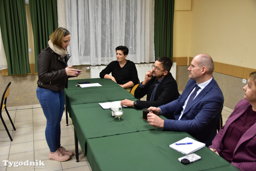 Co z blachami na drodze w Wełpinie? Powiat przyjechał zapowiedzieć zmiany!