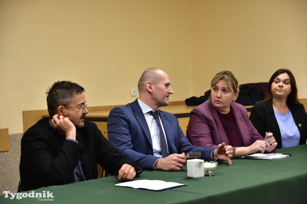 Co z blachami na drodze w Wełpinie? Powiat przyjechał zapowiedzieć zmiany!