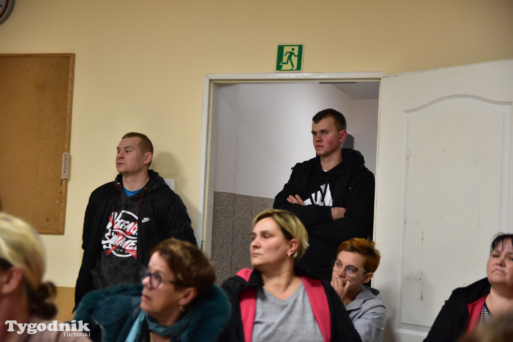 Co z blachami na drodze w Wełpinie? Powiat przyjechał zapowiedzieć zmiany!