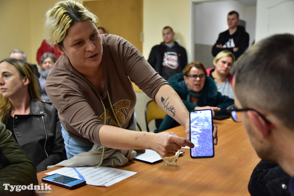 Co z blachami na drodze w Wełpinie? Powiat przyjechał zapowiedzieć zmiany!