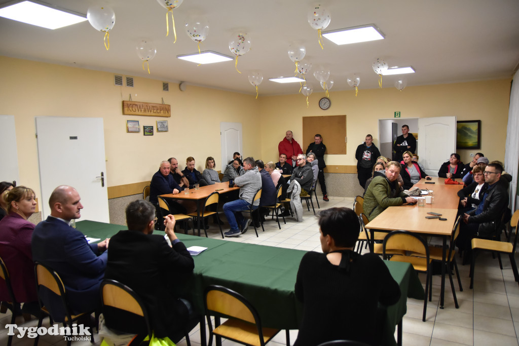 Co z blachami na drodze w Wełpinie? Powiat przyjechał zapowiedzieć zmiany!