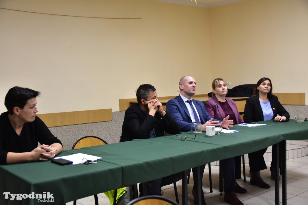 Co z blachami na drodze w Wełpinie? Powiat przyjechał zapowiedzieć zmiany!