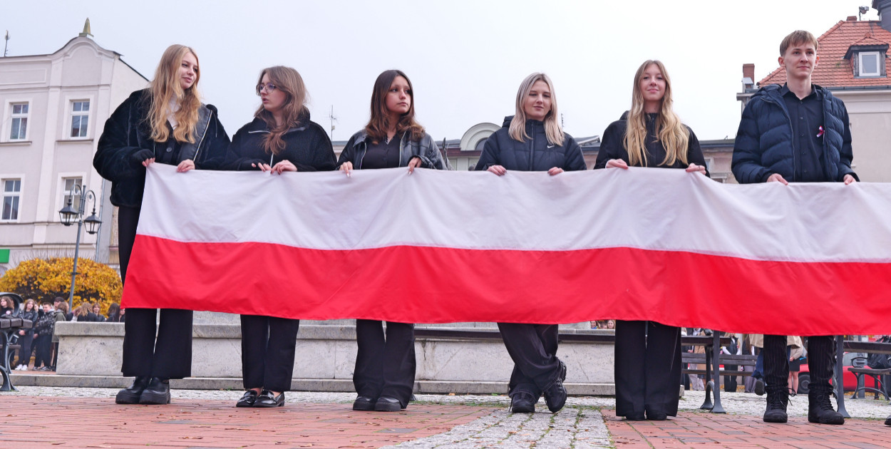 SP 1 i ZSLiA w Tucholi śpiewają hymn Polski