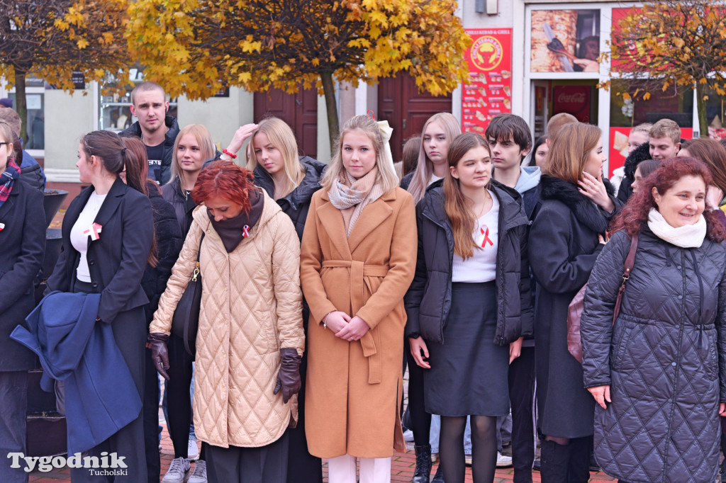 SP 1 i ZSLiA w Tucholi śpiewają hymn Polski