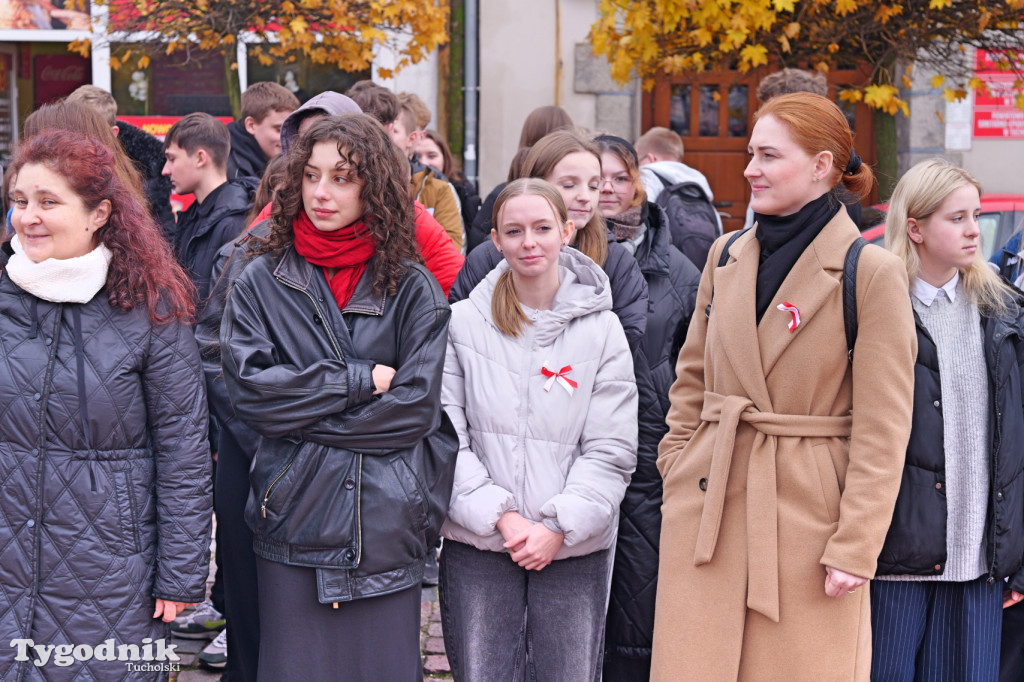 SP 1 i ZSLiA w Tucholi śpiewają hymn Polski