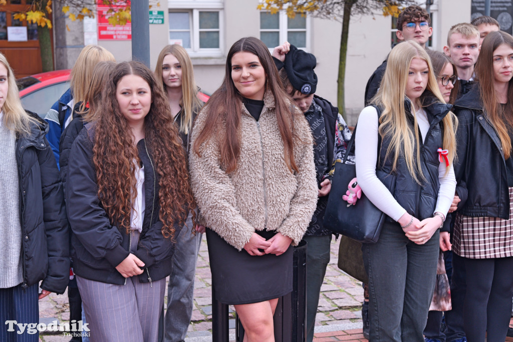 SP 1 i ZSLiA w Tucholi śpiewają hymn Polski