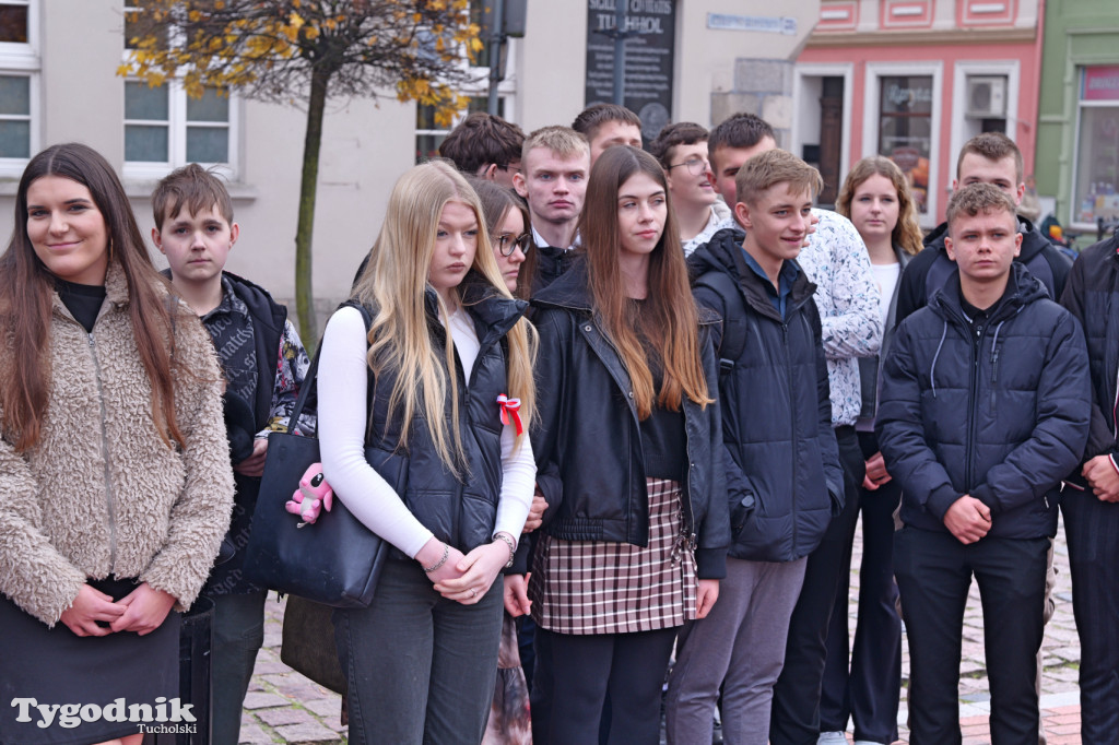 SP 1 i ZSLiA w Tucholi śpiewają hymn Polski