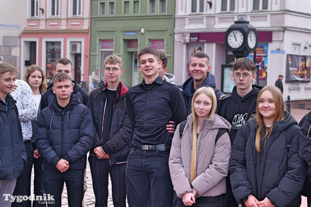 SP 1 i ZSLiA w Tucholi śpiewają hymn Polski