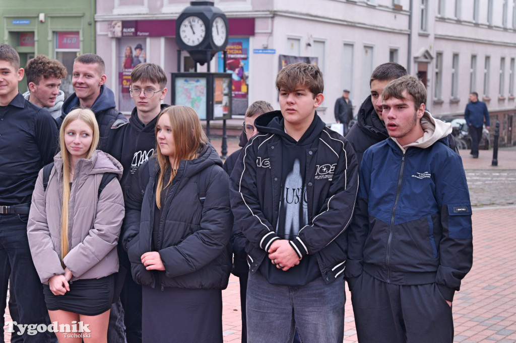 SP 1 i ZSLiA w Tucholi śpiewają hymn Polski