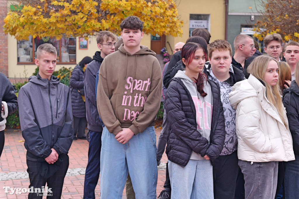 SP 1 i ZSLiA w Tucholi śpiewają hymn Polski