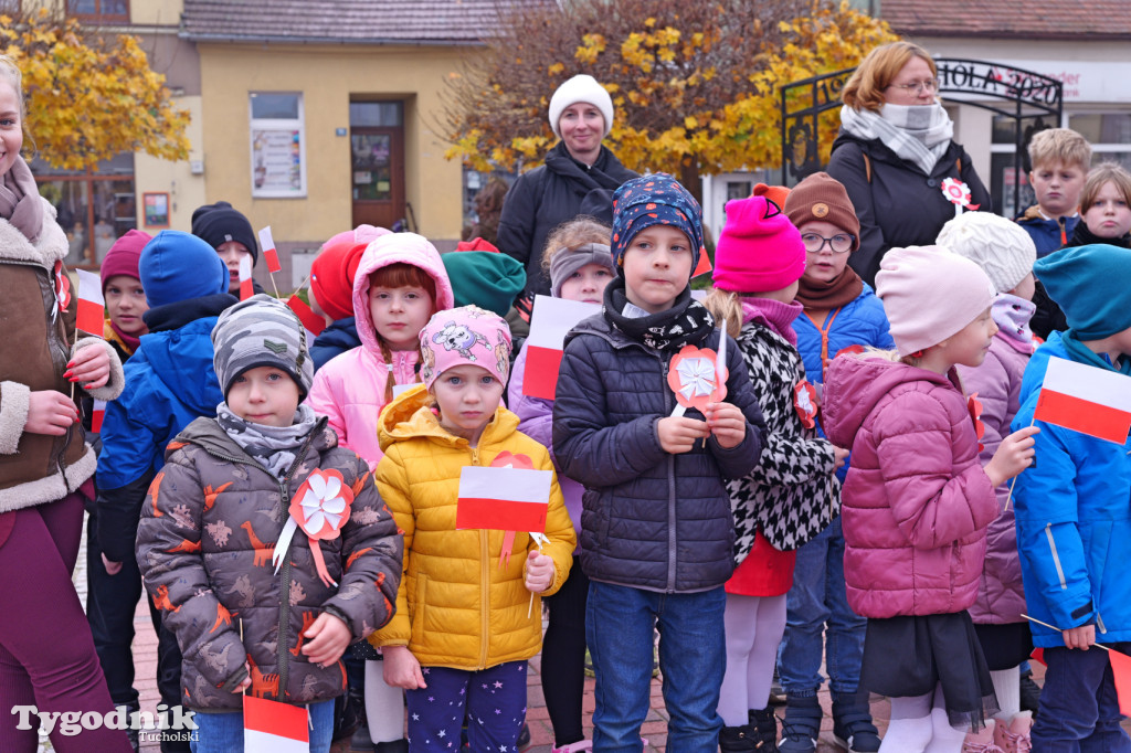 SP 1 i ZSLiA w Tucholi śpiewają hymn Polski