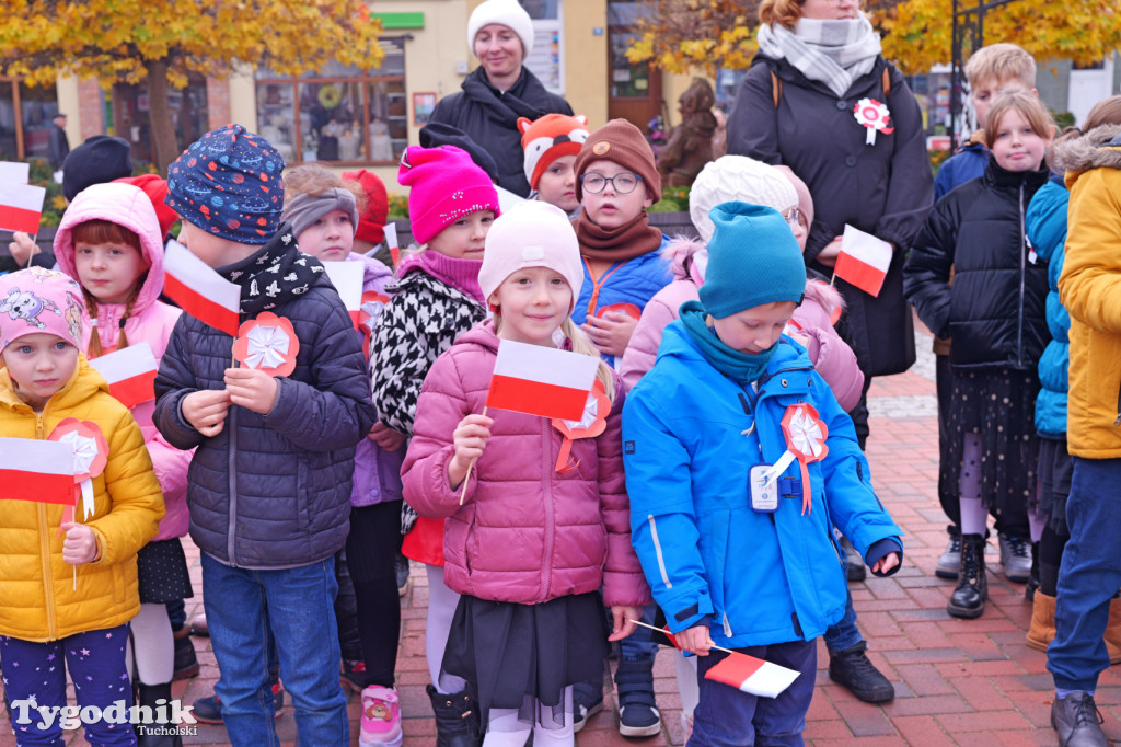 SP 1 i ZSLiA w Tucholi śpiewają hymn Polski