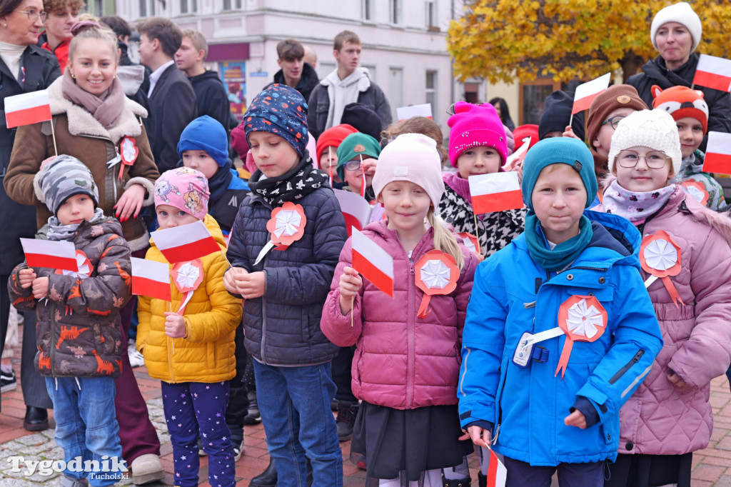 SP 1 i ZSLiA w Tucholi śpiewają hymn Polski