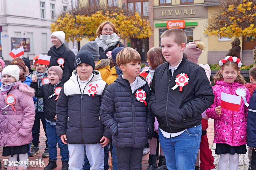 SP 1 i ZSLiA w Tucholi śpiewają hymn Polski