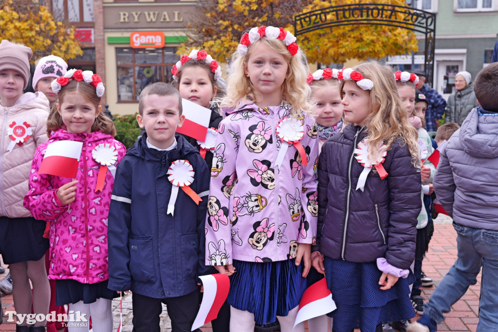 SP 1 i ZSLiA w Tucholi śpiewają hymn Polski