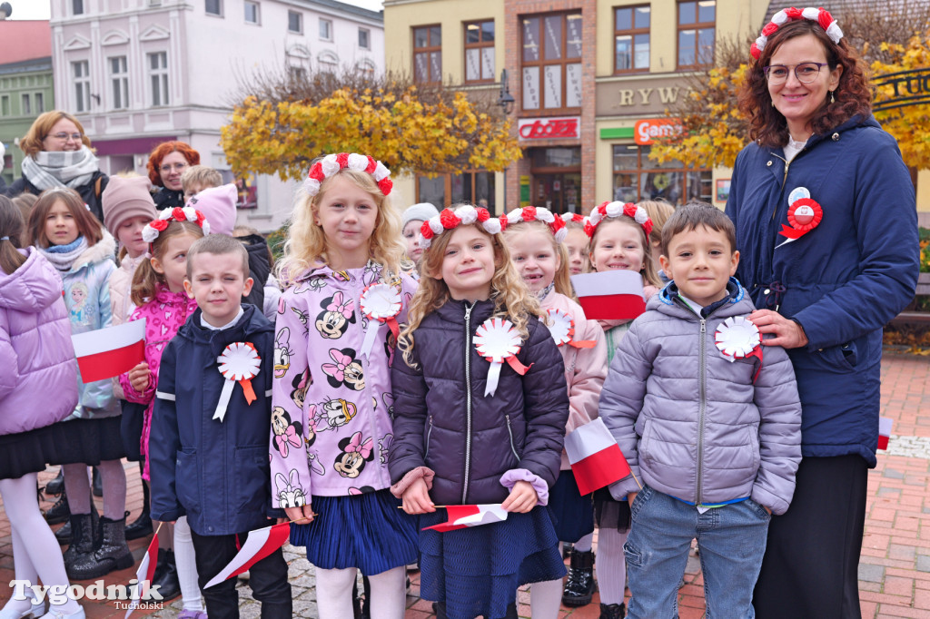 SP 1 i ZSLiA w Tucholi śpiewają hymn Polski