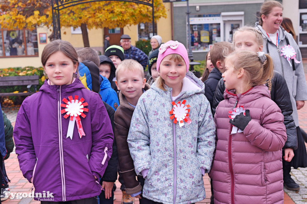 SP 1 i ZSLiA w Tucholi śpiewają hymn Polski