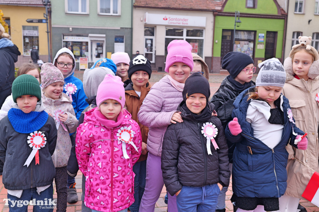 SP 1 i ZSLiA w Tucholi śpiewają hymn Polski