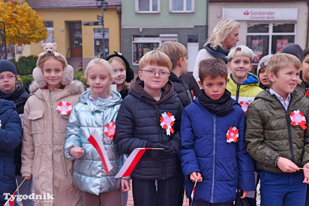 SP 1 i ZSLiA w Tucholi śpiewają hymn Polski