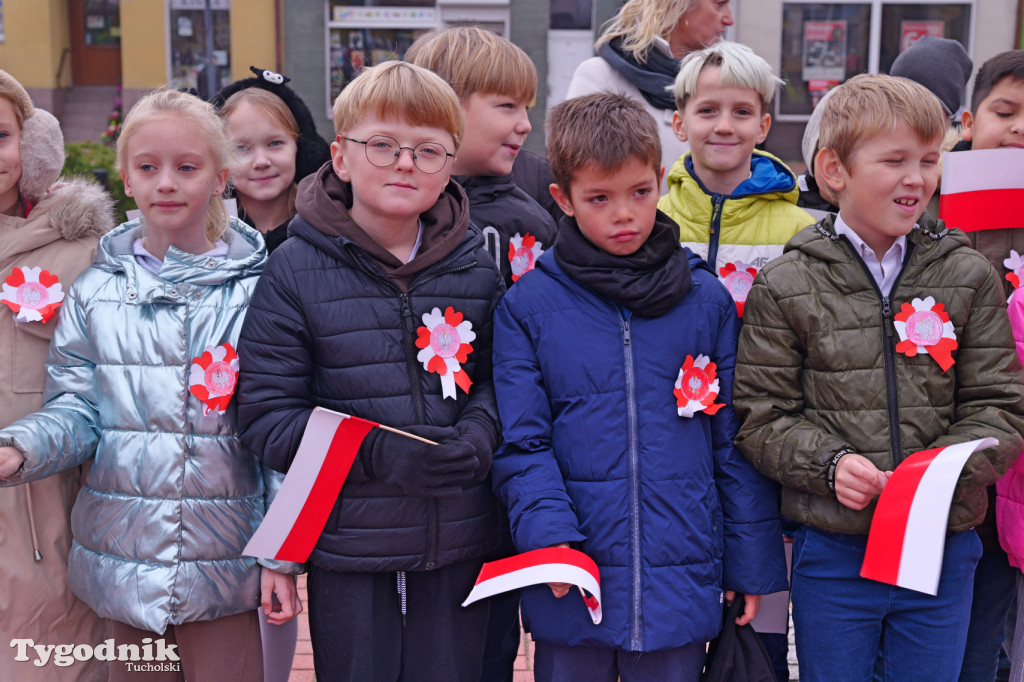 SP 1 i ZSLiA w Tucholi śpiewają hymn Polski