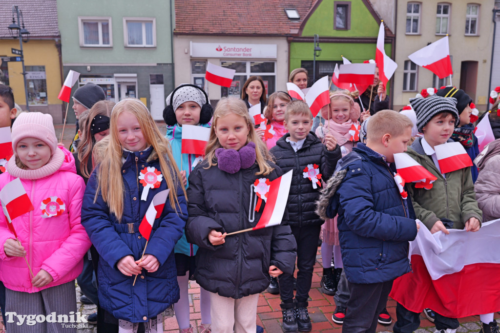 SP 1 i ZSLiA w Tucholi śpiewają hymn Polski