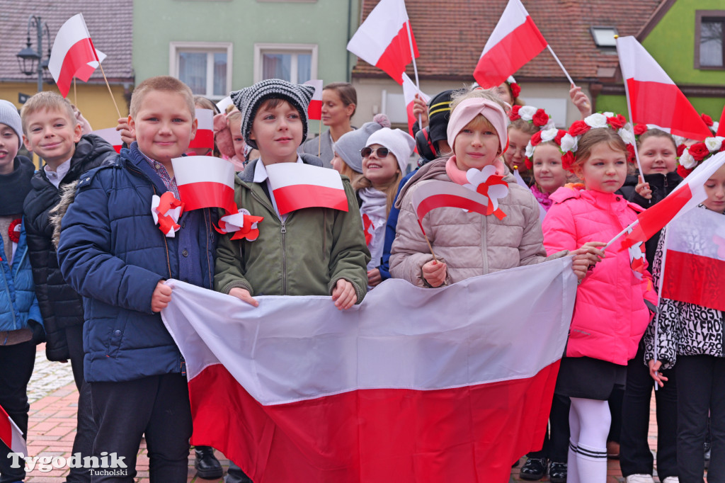 SP 1 i ZSLiA w Tucholi śpiewają hymn Polski