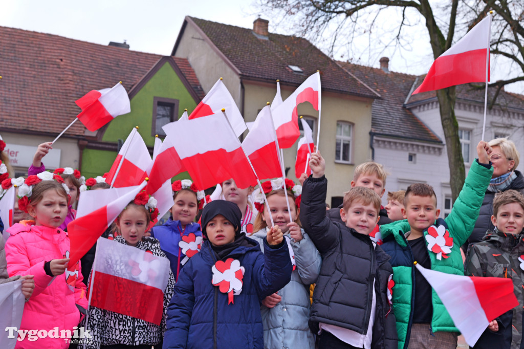 SP 1 i ZSLiA w Tucholi śpiewają hymn Polski