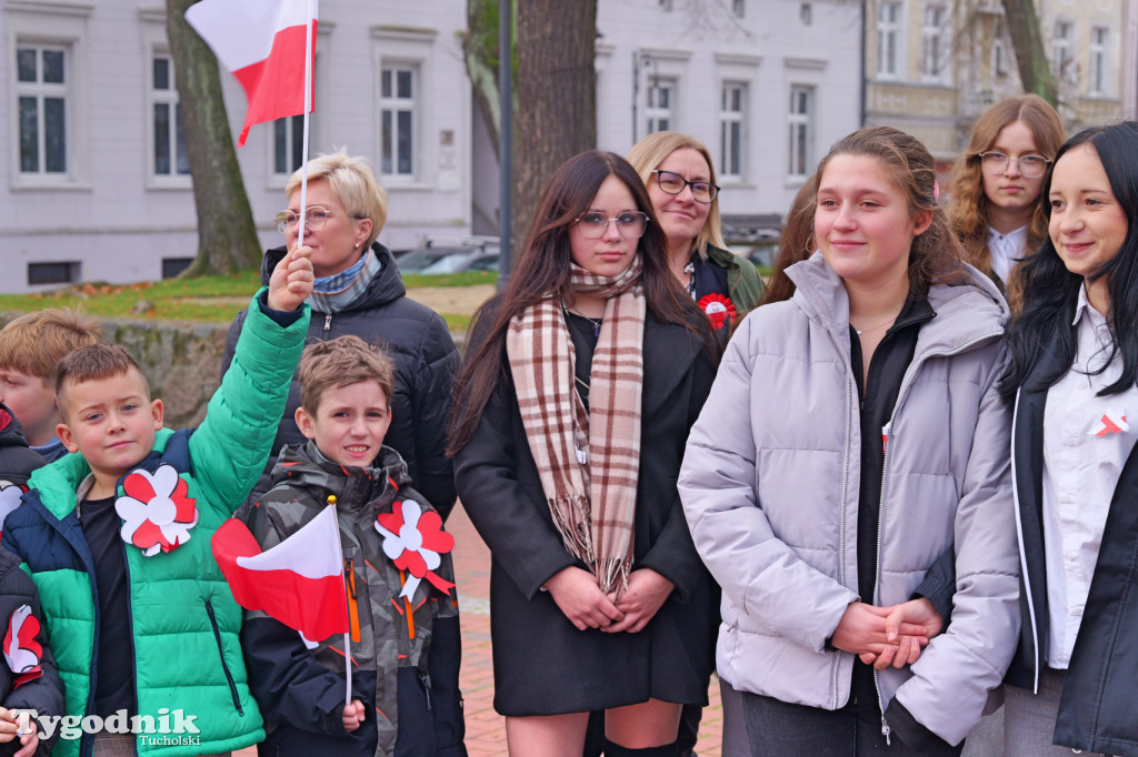 SP 1 i ZSLiA w Tucholi śpiewają hymn Polski