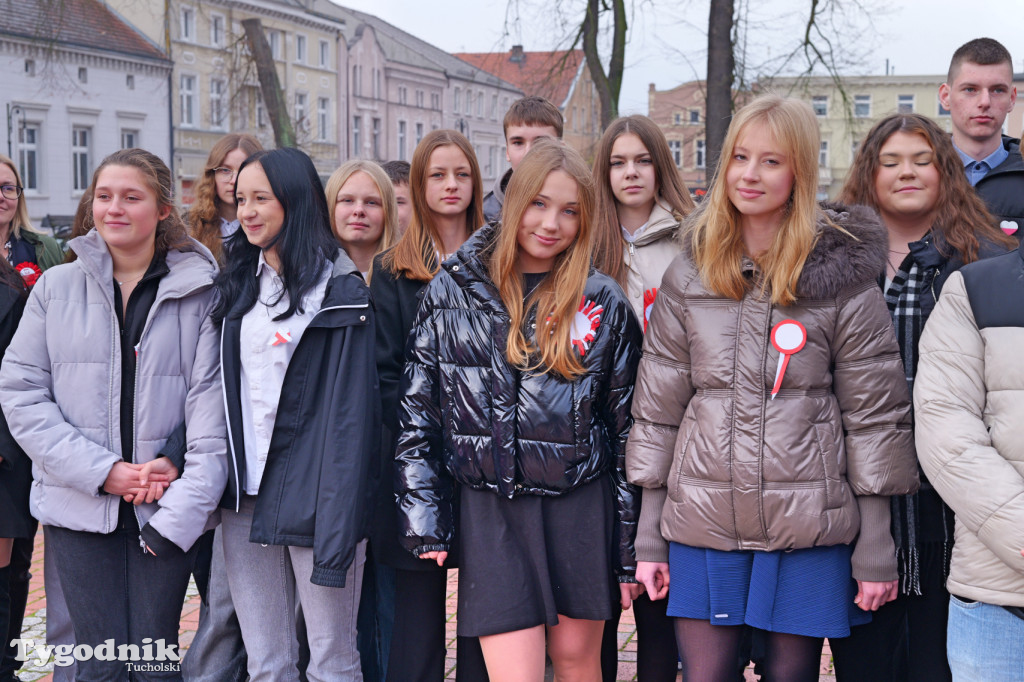 SP 1 i ZSLiA w Tucholi śpiewają hymn Polski