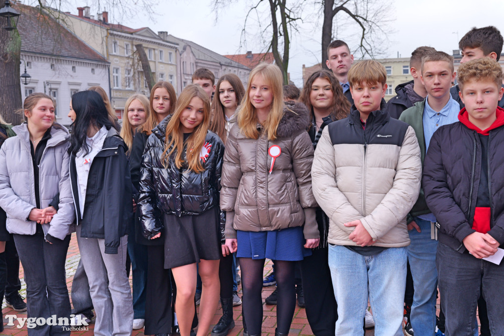 SP 1 i ZSLiA w Tucholi śpiewają hymn Polski