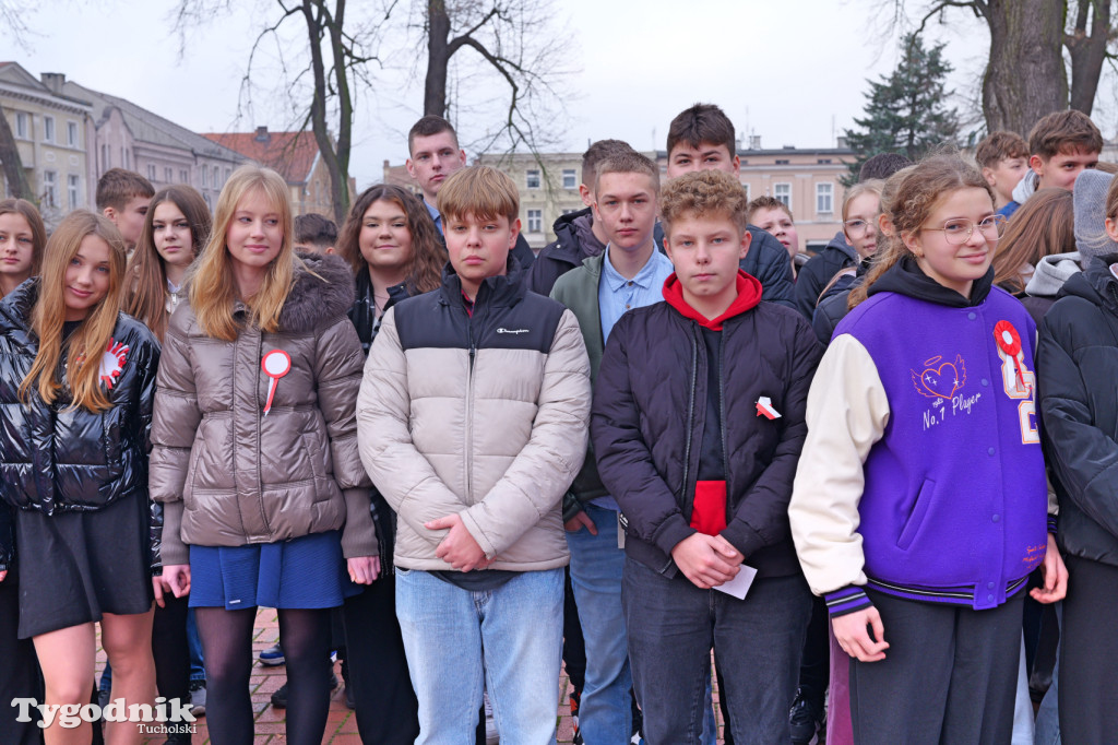 SP 1 i ZSLiA w Tucholi śpiewają hymn Polski