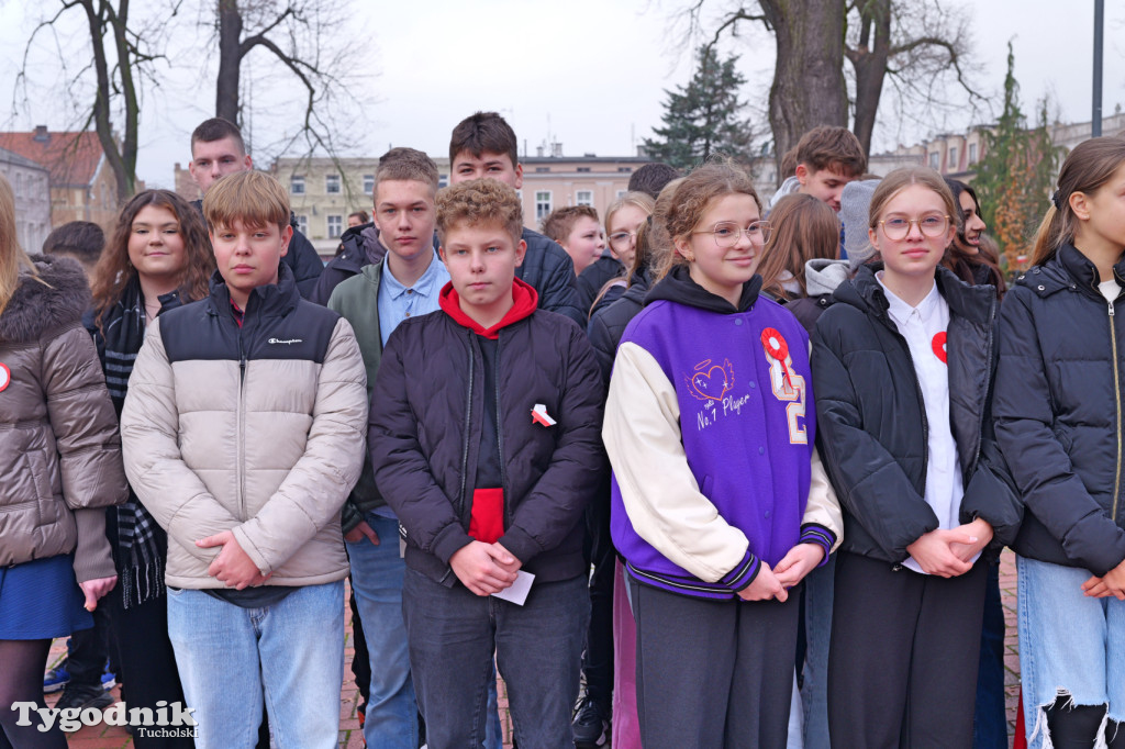 SP 1 i ZSLiA w Tucholi śpiewają hymn Polski