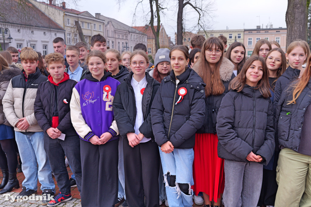 SP 1 i ZSLiA w Tucholi śpiewają hymn Polski