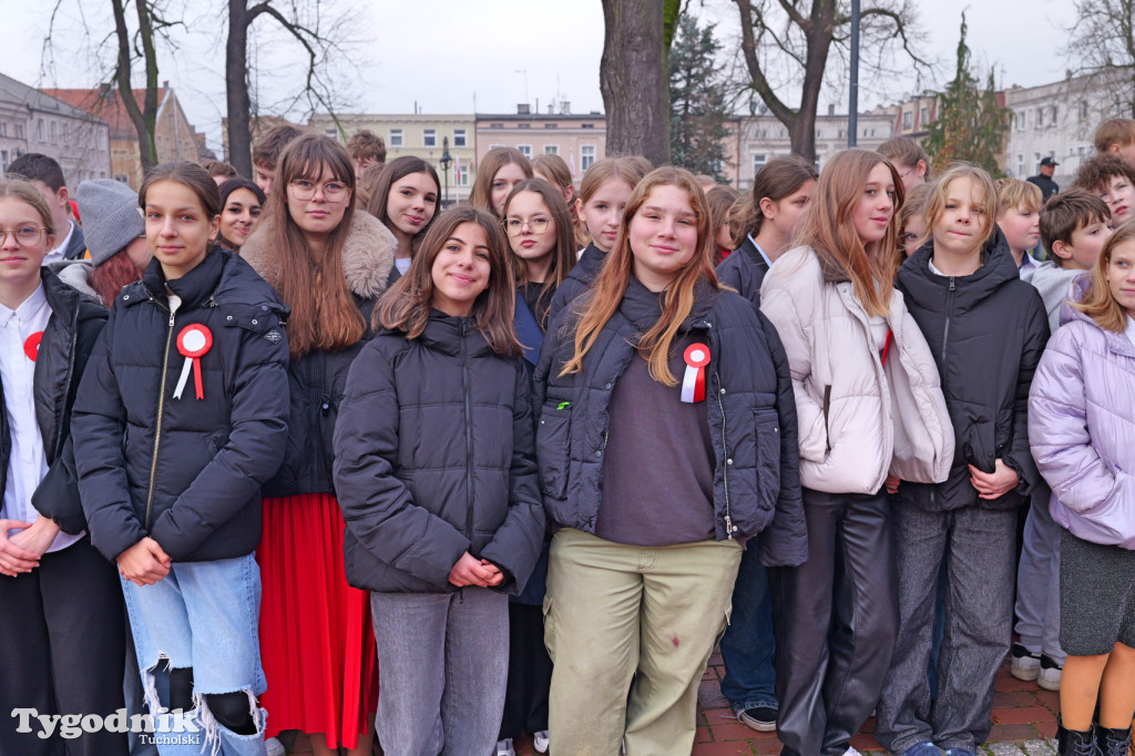 SP 1 i ZSLiA w Tucholi śpiewają hymn Polski