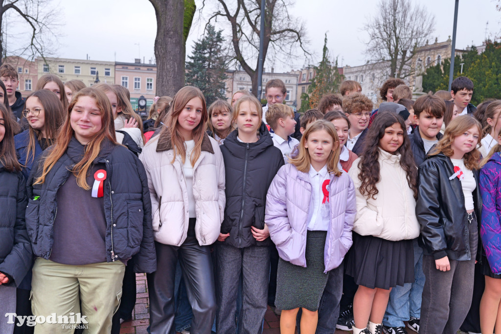 SP 1 i ZSLiA w Tucholi śpiewają hymn Polski