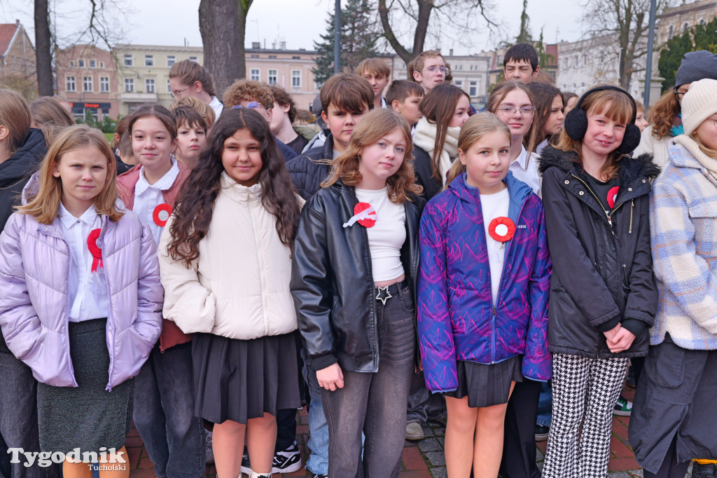 SP 1 i ZSLiA w Tucholi śpiewają hymn Polski