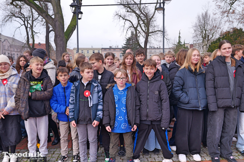 SP 1 i ZSLiA w Tucholi śpiewają hymn Polski