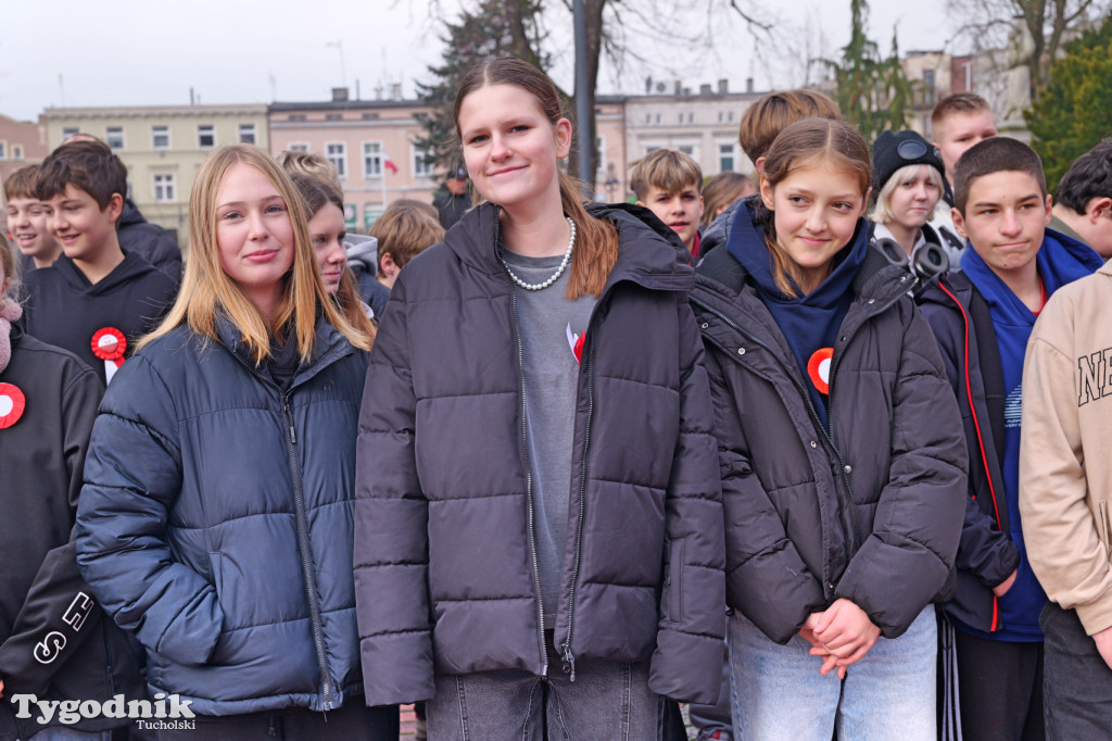 SP 1 i ZSLiA w Tucholi śpiewają hymn Polski