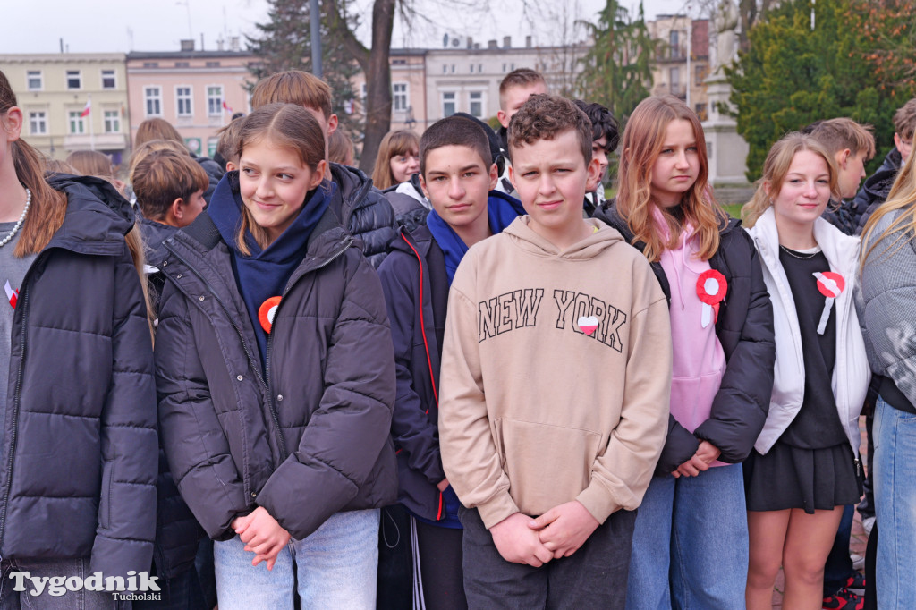 SP 1 i ZSLiA w Tucholi śpiewają hymn Polski