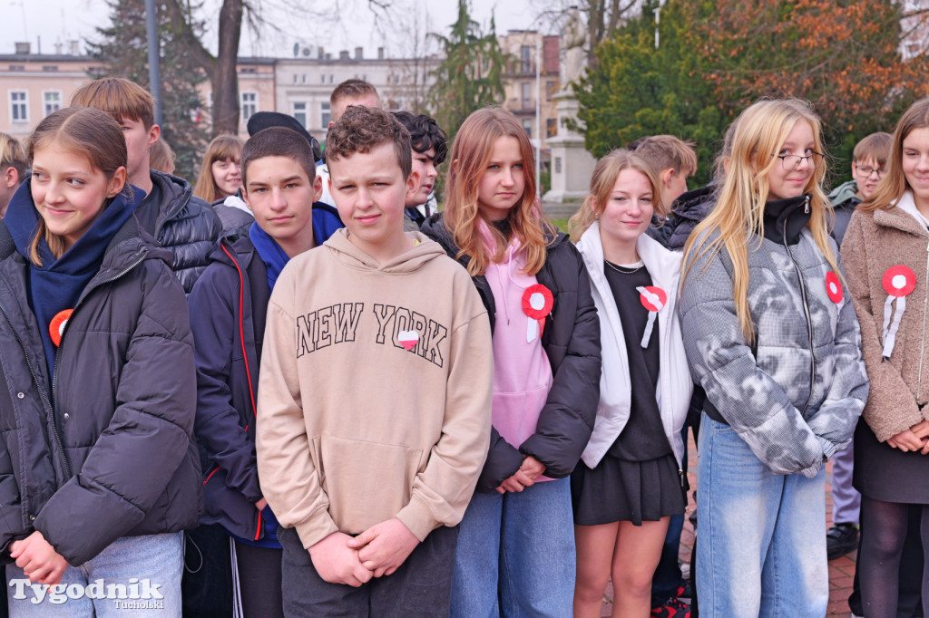 SP 1 i ZSLiA w Tucholi śpiewają hymn Polski