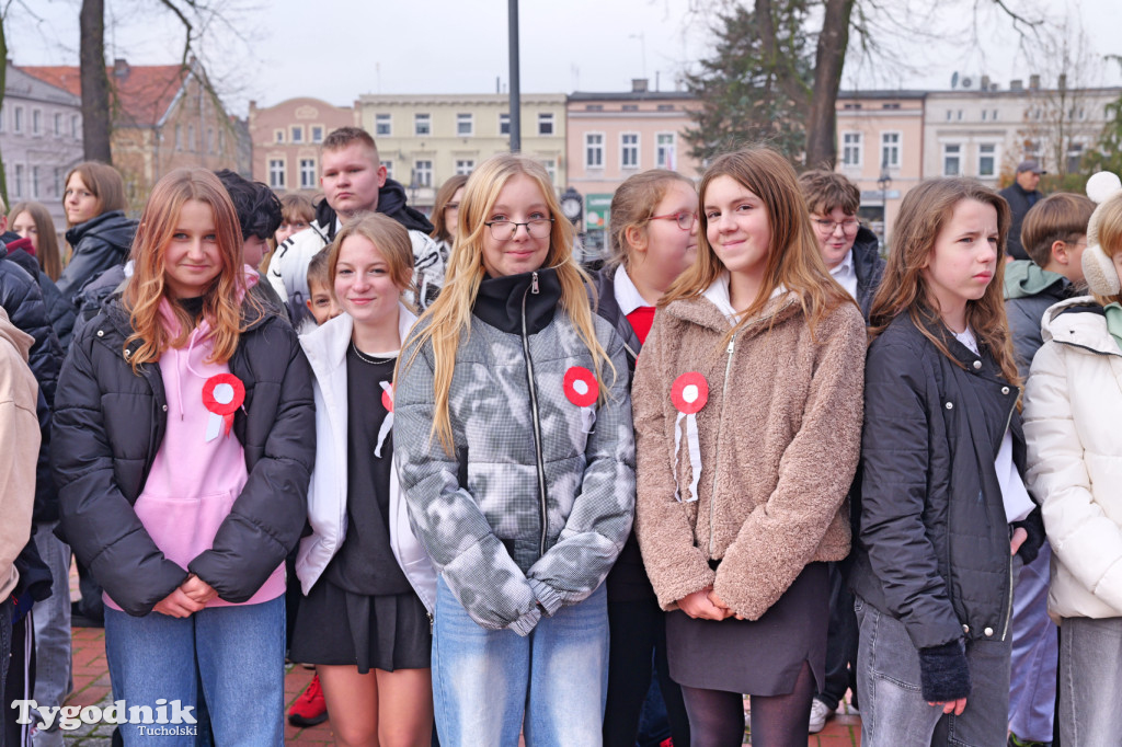 SP 1 i ZSLiA w Tucholi śpiewają hymn Polski