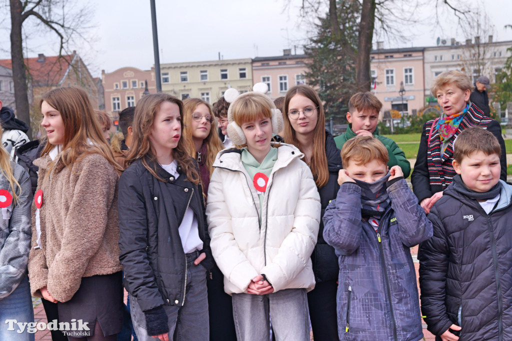SP 1 i ZSLiA w Tucholi śpiewają hymn Polski
