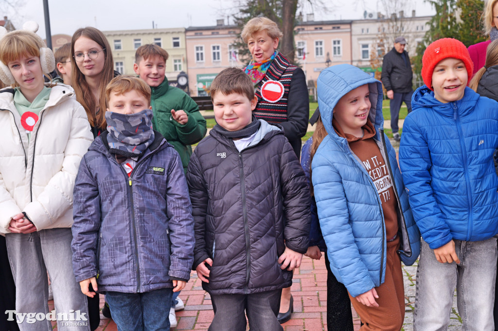 SP 1 i ZSLiA w Tucholi śpiewają hymn Polski