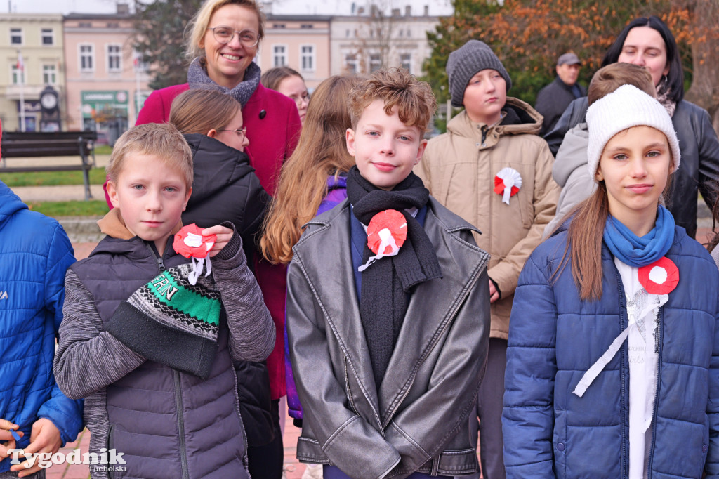 SP 1 i ZSLiA w Tucholi śpiewają hymn Polski