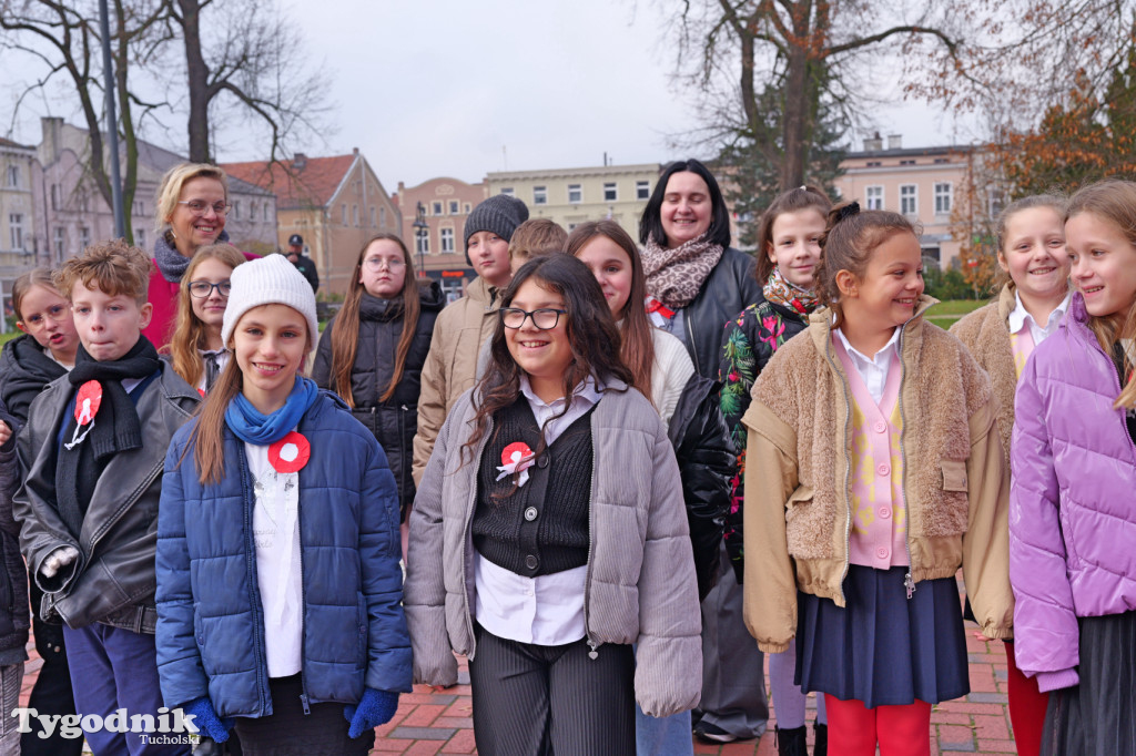 SP 1 i ZSLiA w Tucholi śpiewają hymn Polski